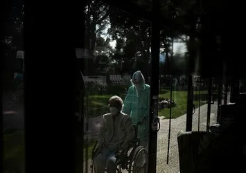 Avrupa'da binlerce yaşlı corona virüs nedeniyle ölüme terk edildi!