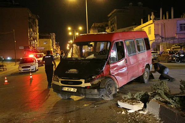 Hatay'da minibüs ile otomobil çarpıştı! Çok sayıda yaralı var - 3