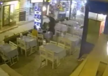 Muğla'da genç kıza restoranda uçan tekme