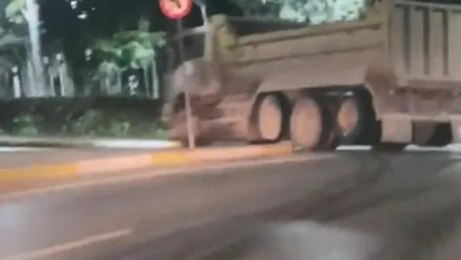 Sağlık çalışanı nöbetten dönerken fark edip kaçak döküm yapan hafriyat kamyonunu yakalattı - 3