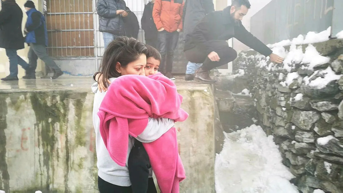 Son dakika: İstanbul’daki yangında patlama anı kamerada! Vatandaşlar panikle kaçıştı