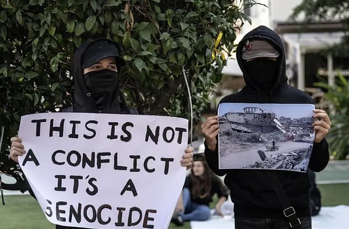 Bir grup solcu İsrailli işgal güçlerinin Gazze'de yürüttüğü sokırımı Doğu Kudüs'te protesto etti. (AA)