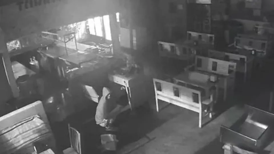 Akşam tost yedi gece soydu