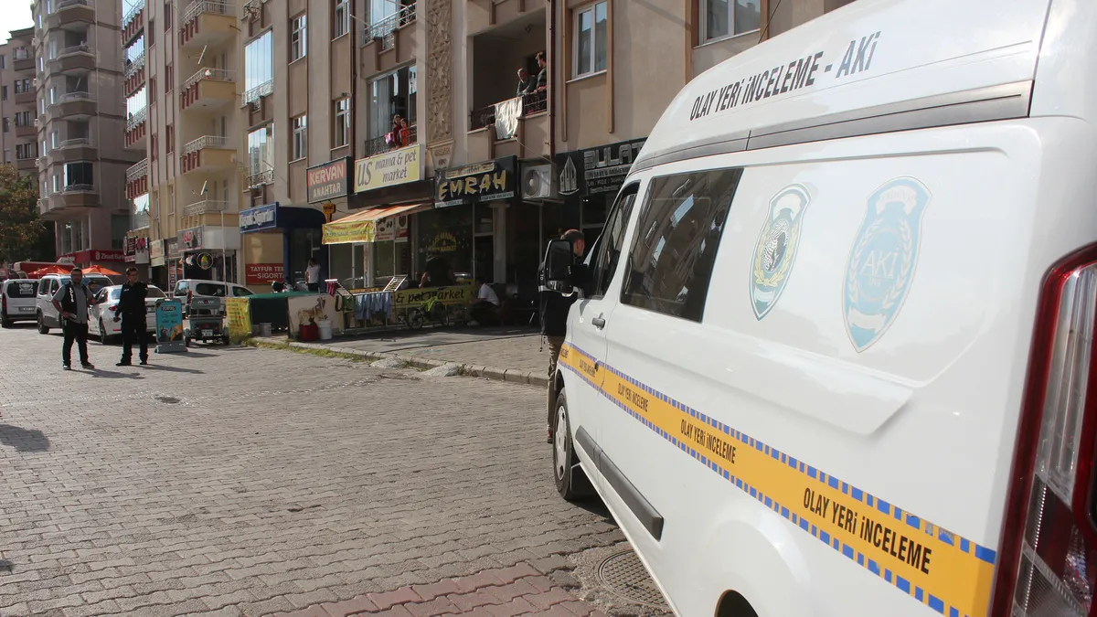 Aksaray’da kahreden olay: Balkonda çay içerken 5’inci kattan düştü! Hastanede yaşam mücadelesi veriyor
