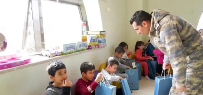 Türkiye yaraları birlikte sarıyor! Komutanlardan depremzede çocuklara moral ziyareti