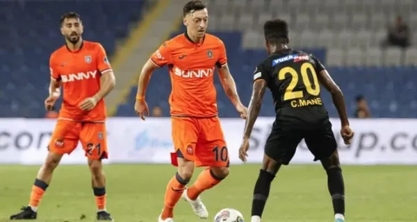 Mesut Özil futbolu bıraktı mı, neden bıraktı son dakika? Mesut Özil hangi takımda?