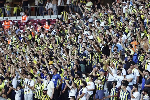 UEFA’dan Fenerbahçe’ye ceza! Putin tezahüratları nedeniyle başlatılan soruşturmadan karar çıktı