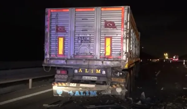 istanbul-yolunda-feci-kaza-otomobille-tira-arkadan-carptilar-3-kisi-olay-yerinde-hayatini-kaybetti-1669062230658.jpg İstanbul yolunda feci kaza! Otomobille TIR'a arkadan çarptılar! 3 kişi olay yerinde hayatını kaybetti - 1