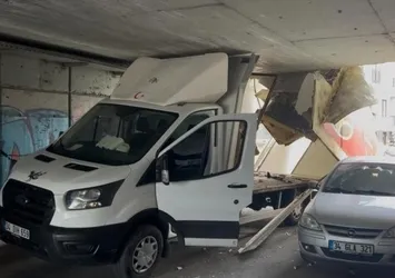 Bayrampaşa'da bir kamyonet alt geçide sıkıştı