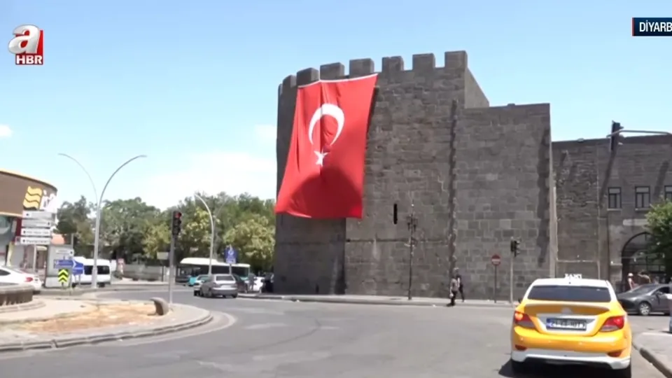 Diyarbakır surlarına Türk bayrağı asıldı!