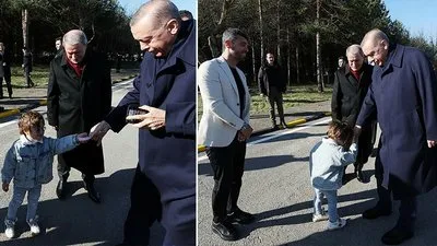 Başkan Erdoğan’ın elini öptü