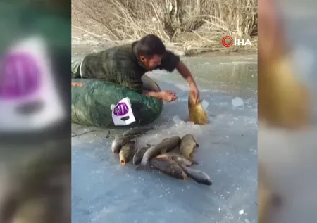 Erzincan'da eksi 20 derecede buzun altında balık avı! Onlarca balığı elleriyle böyle yakaladı: Güzel bir balık tutma tekniği