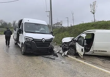 Servis minibüsü ile ticari araç kafa kafaya çarpıştı! Bursa'da feci kaza