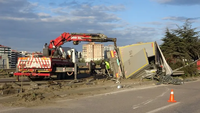 karsi-seride-dalan-tir-facia-sacti-1-olu-3-yarali-1769265550421.jpg Fotoğraf (İHA)