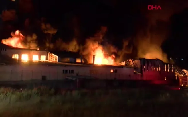 Arnavutköy’de fabrika yangını