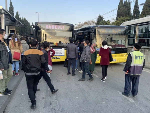 1636962190854.jpg Haftanın ilk günü İstanbullular işe geç kaldı! CHP İBB bilgilendirme yapmadı vatandaş isyan etti: Bu çok büyük bir ayıp - 2