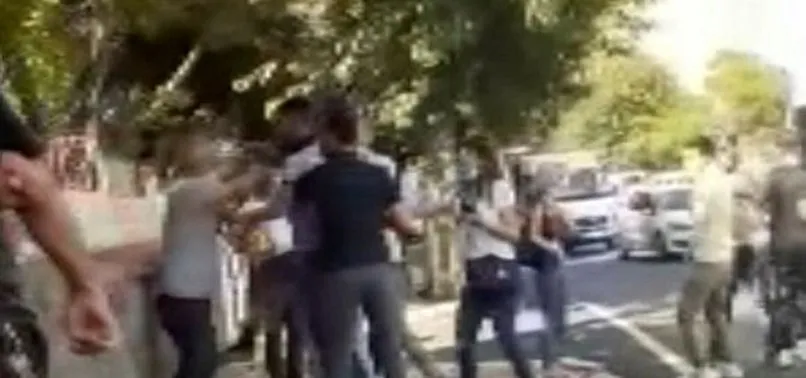 Maskesini çıkarıp öksürdü! Minibüste birbirlerine girdiler...