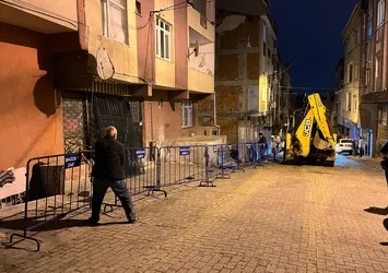 Bağcılar'da temel kazısı faciası: 5 katlı bina mühürlendi!