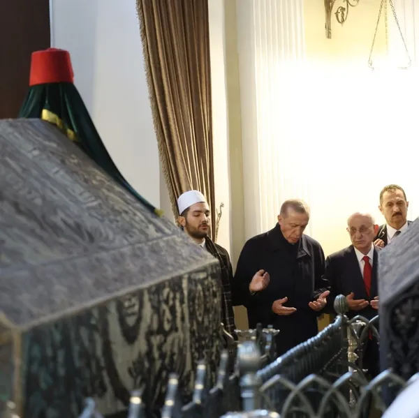 Başkan Erdoğan’dan Sultan 2. Abdülhamid Han’ın türbesine ziyaret