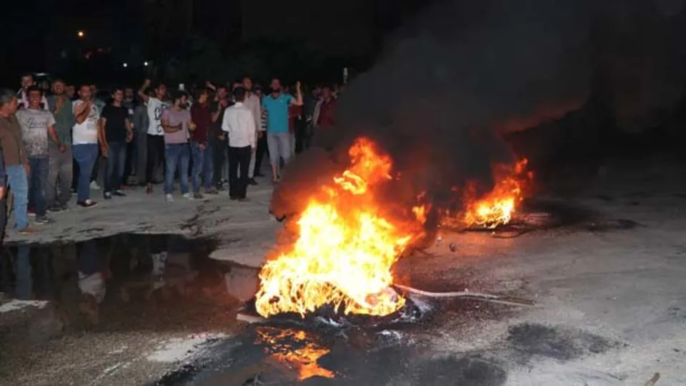 Mahalleli yolu kapatıp lastik yaktı