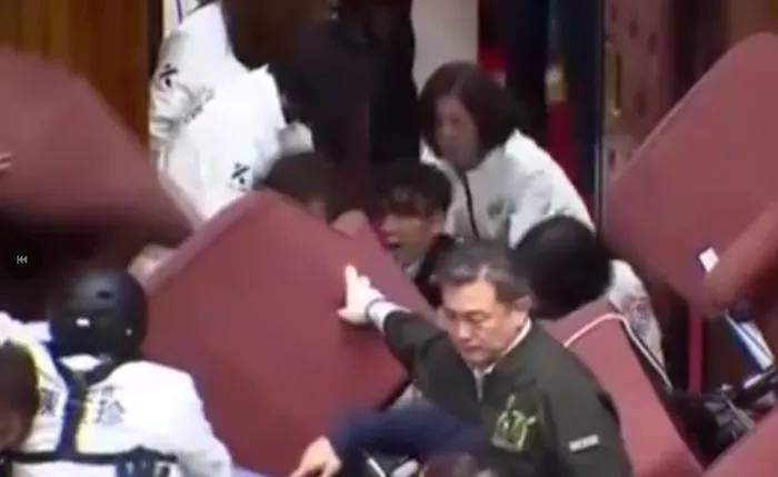 Tayvan Parlamentosu’nda yüksek gerilim! Asya ülkesi Tayvan’da reform kavgası