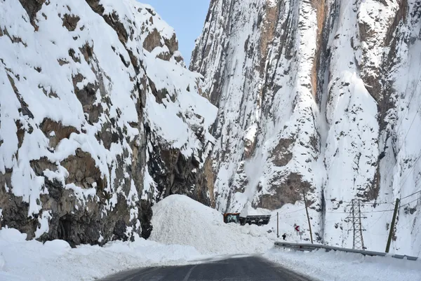 1643124235198.jpg Yol temizlenirken çığ düştü! Kar küreme ekipleri tehlike atlattı! İşte o anlar... - 4