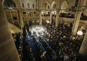 Regaip Kandili'nde vatandaşlardan yoğun ilgi! Camiler doldu taştı: Eller semaya açıldı