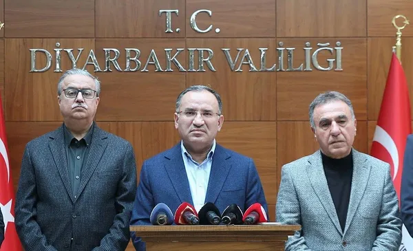 son-dakika-baskan-erdoganin-adayligi-adalet-bakani-bekir-bozdagdan-onemli-aciklamalar-1680355410156.jpeg Adalet Bakanı Bekir Bozdağ'dan Başkan Erdoğan'ın adaylığı ile ilgili flaş sözler: AYM beyhude bir arayış... - 3