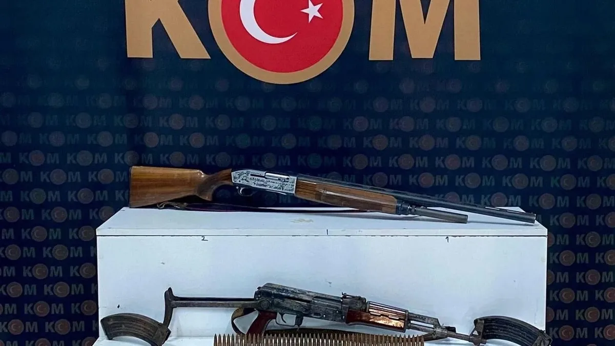 Kars'ta patoz makinesinde uzun namlulu silah ve fişek ele geçirildi