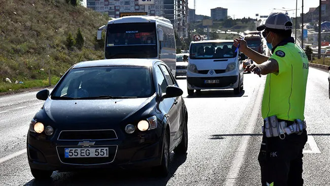 tam-kapanma-sonrasi-43-ilin-gecis-noktasinda-trafik-yogunlugu-1621237662236.jpg Tam kapanma sonrası 43 ilin geçiş noktasında trafik yoğunluğu! - 3