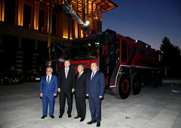 Başkan Erdoğan ile Mahathir Muhammed yerli üretim itfaiye aracını inceledi