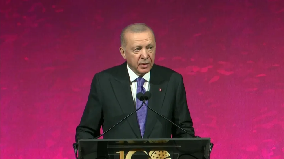baskan-erdogandan-dostluk-resepsiyonunda-net-mesaj-turkiye-krizlere-karsi-istikrar-adasi-bir-ulkedir-1790044967437.jpg Başkan Erdoğan, New York'taki 100 Yıllık Dostluk Resepsiyonu'nda Türkiye ve ABD arasında ticaret hacminin 2 katına çıktığını ve hedefin 100 milyar dolar olduğunu belirtti. (Foto: DHA)