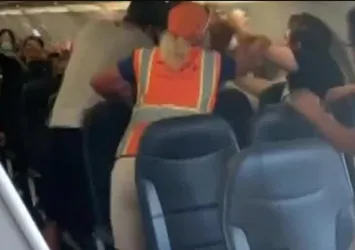 Uçağı birbirine kattı! Maske takmayan yolcuya yumruk attı