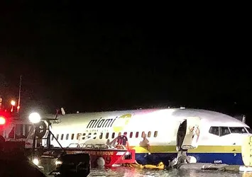 ABD'de uçak pistten çıkıp nehre indi!