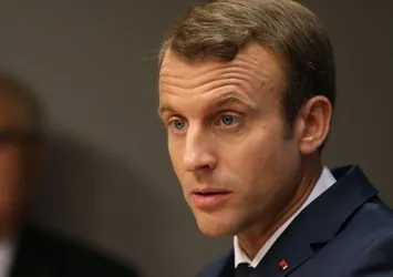 Emmanuel Macron'a 'sandalye' şoku!