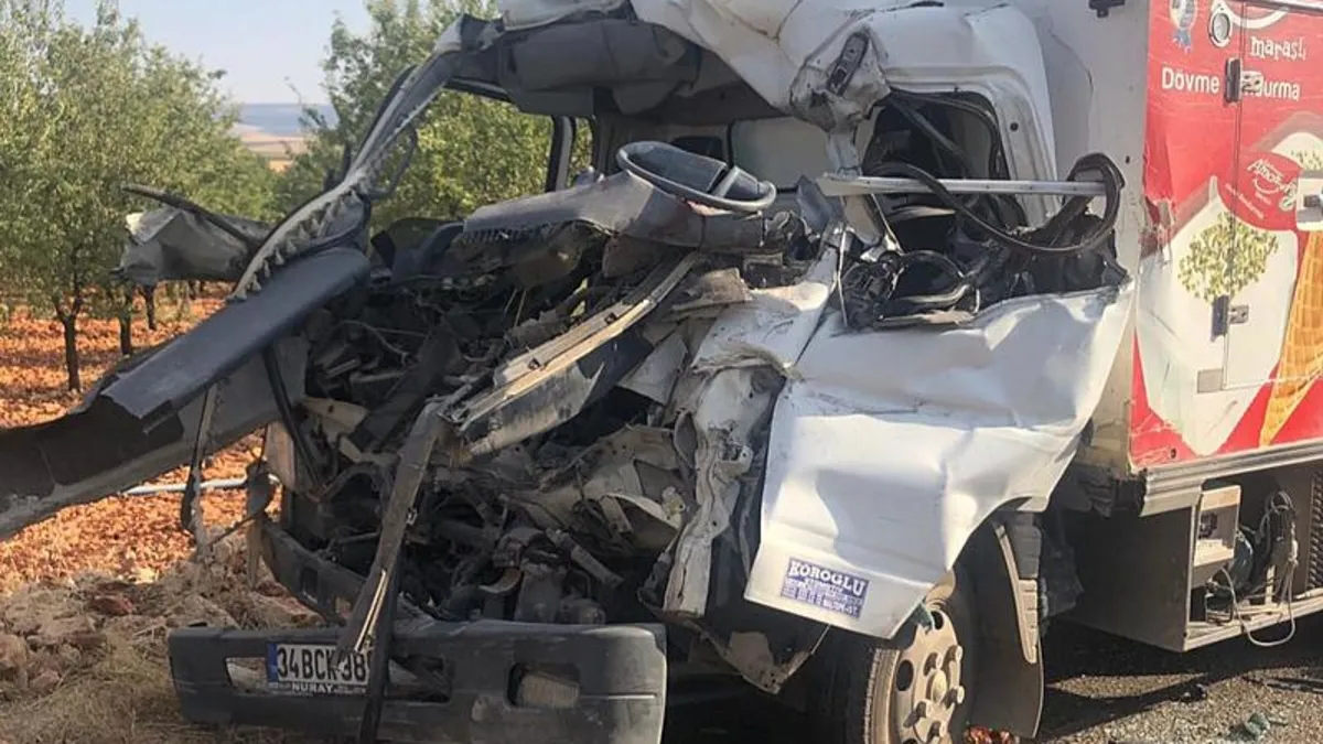 Kamyonet TIR'a çarptı! Baba öldü oğlu ağır yaralı