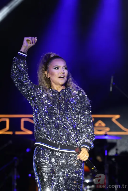 Demet Akalın pijamayla sahneye çıkmıştı! Sebebi üzdü 6