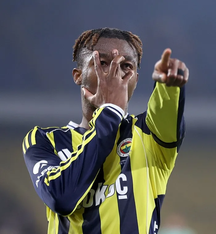 fenerbahce-milli-araya-moral-bularak-girdi-kanarya-evinde-4-gollu-gosteri-yapti-1762716000964.jpeg Fenerbahçe oyuncusu Dorgeles Nene, attığı golün ardından sevinç yaşadı (AA)