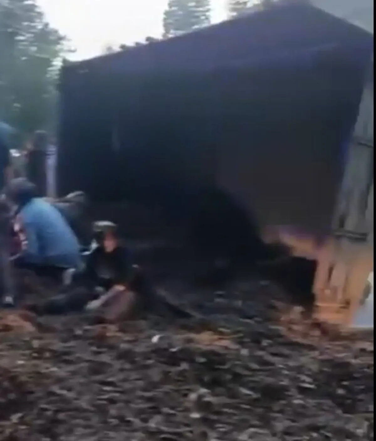 Düzce'de köy yolunda feci kaza: Kontrolden çıkan römork devrildi - 2