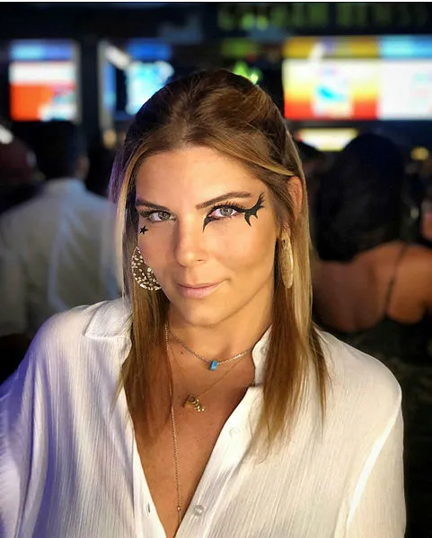 fanatik-galatasarayli-pelin-oztekinin-locasi-basildi-unlu-oyuncu-karakolluk-oldu-1647326932238.jpg Fanatik Galatasaraylı Pelin Öztekin’in locası basıldı! Ünlü oyuncu karakolluk oldu - 4