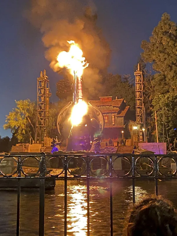 1682331578618.jpg Disneyland'da korku dolu anlar! Alev alan mekanik ejderha paniğe yol açtı - 2