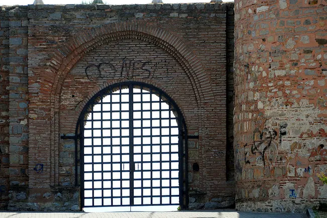 Kocaeli’de tarihi kalenin duvarlarına sprey boya ile isim yazdılar - 2
