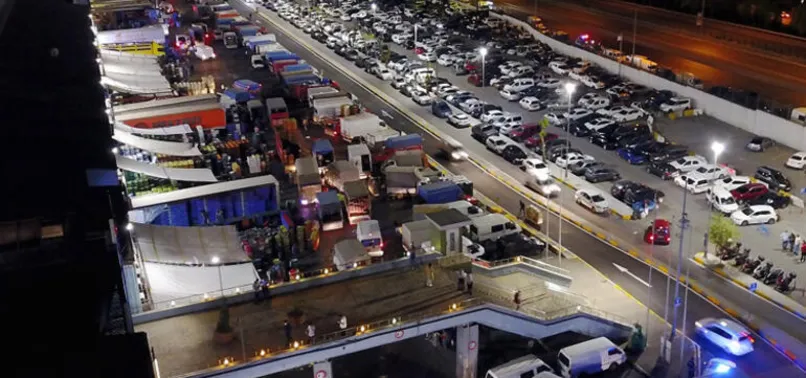 İstanbul’da hafta içi kuş uçmayan Bayrampaşa Yaş Sebze ve Meyve Hali'nde gece hareketlilik yaşandı