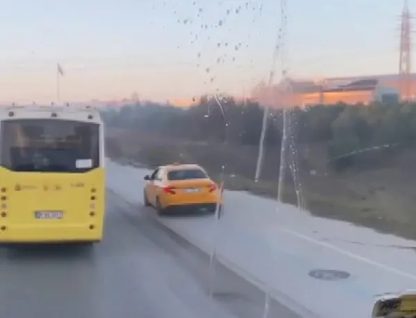 Akılalmaz görüntüler! Taksi kaldırımdaki scooter sürücüsüne çarptı - 4