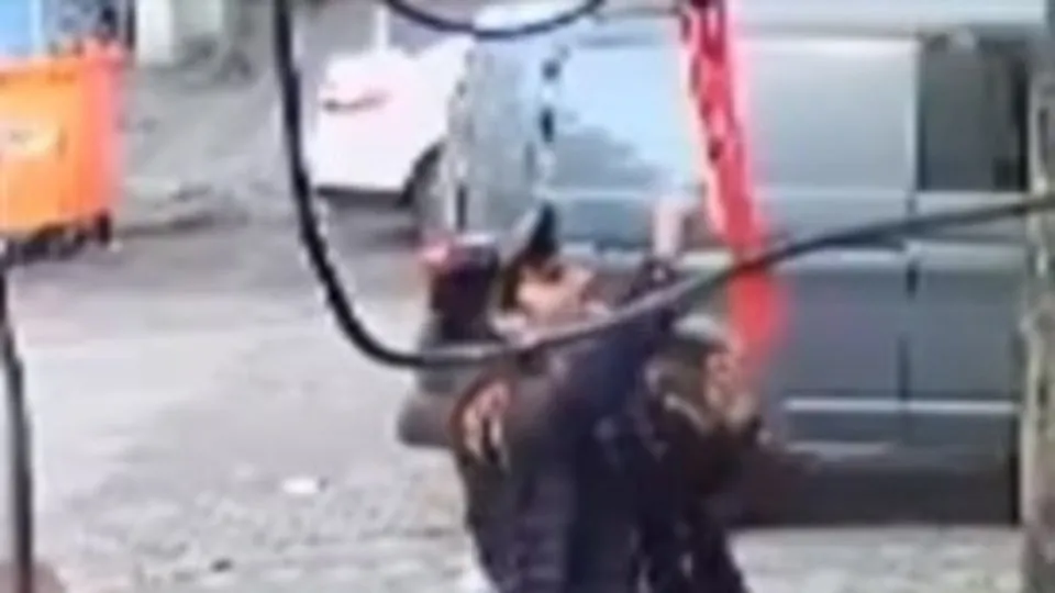 İstanbul Zeytinburnu’nda Türk bayrağına çirkin saldırı! Yakmak istedi…