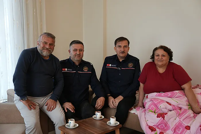 enkaz-altinda-soz-vermisti-itfayecilerle-kahve-icti-1738840688878.jpeg Kendisini kurtaran itfaiyecilerle hatıra fotoğrafı çektirdi / DHA