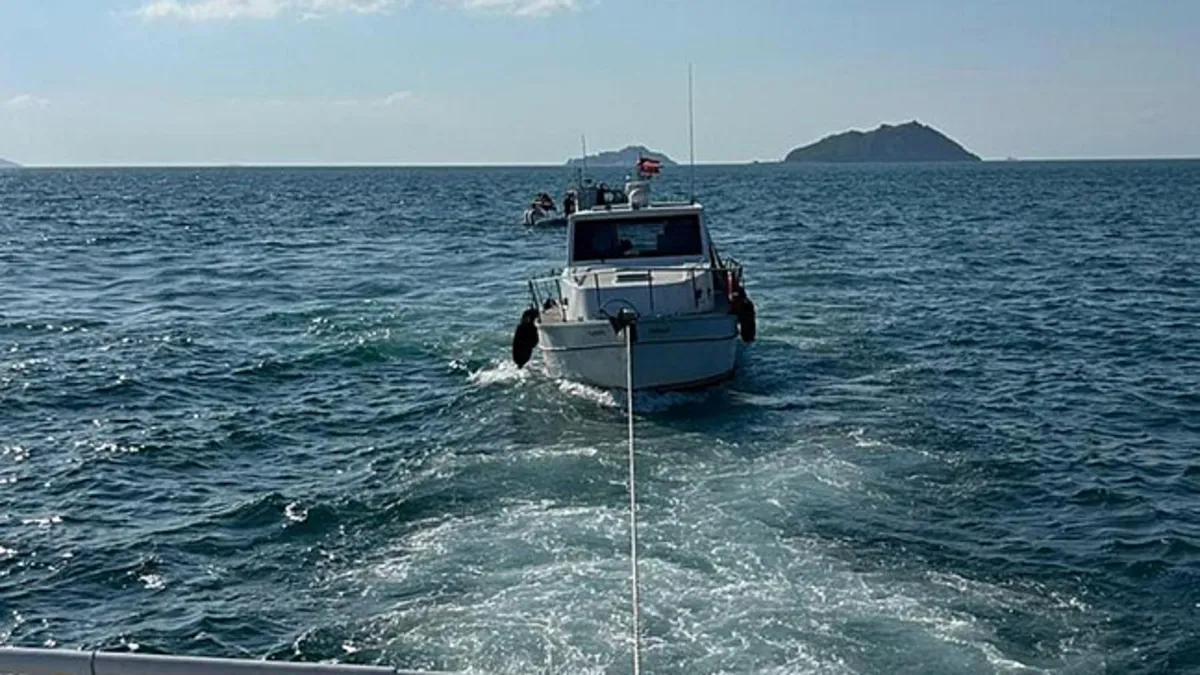 İstanbul Boğazı'nda korku dolu anlar! Sürüklenen tekne ve içindekiler kurtarıldı