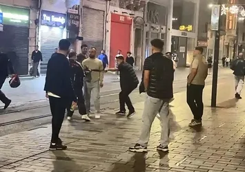 Taksim'de kavga: Kemerle kovaladı