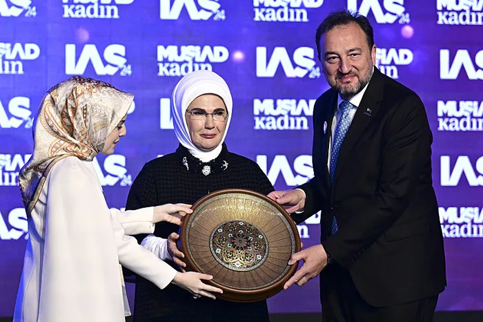 emine-erdogan-uluslararasi-farkindalik-zirvesinde-konustu-kadinlar-kalkinmanin-lokomotif-gucudur-1729360121654.jpg Emine Erdoğan, Uluslararası Farkındalık Zirvesi'nde konuştu: Kadınlar kalkınmanın lokomotif gücüdür - 3