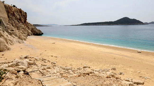 Binlerce kişinin gittiği Kaputaş Plajı, koronavirüs tedbirleri sonrası en sessiz günlerini yaşıyor - 3